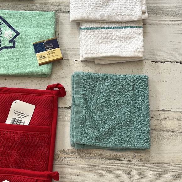 BRAND NEW BUNDLE! - 13-Piece Kitchen Set Includes Towels and Oven Mitts - Picture 8 of 10